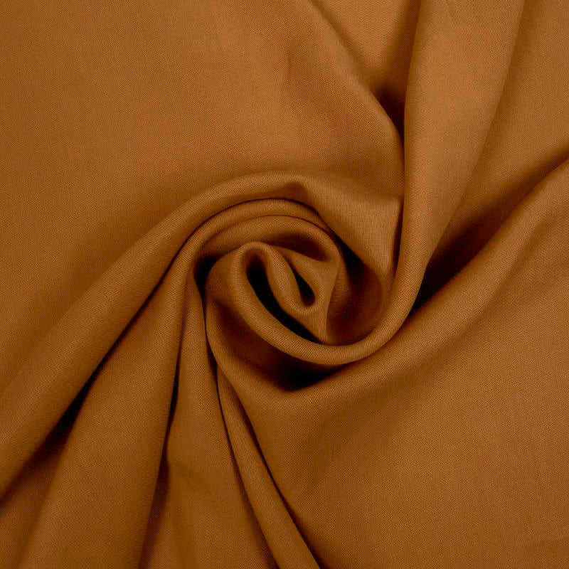KARAMELBRUN TENCEL™ TWILL – BLØD, ÅNDBAR & SMIDIG DRAPERING