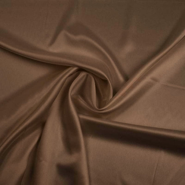 TAUPE SILKE SATIN MED LET STRÆK – BLØD GLAT OVERFLADE