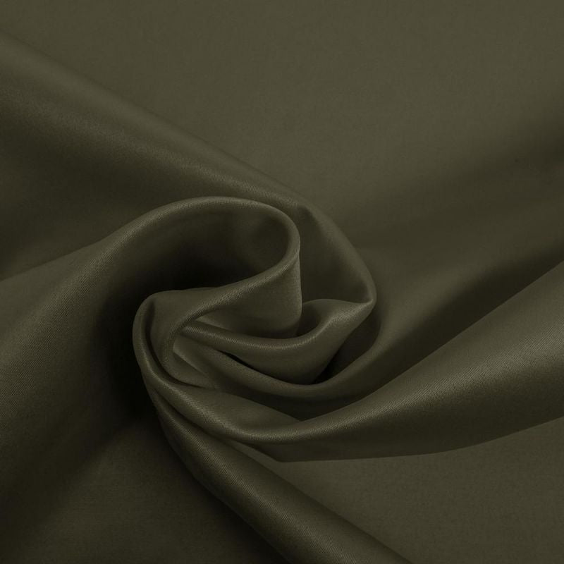 DÆMPET OLIVENGRØN SELENA TUNG BRUDESATIN MED LET STRÆK