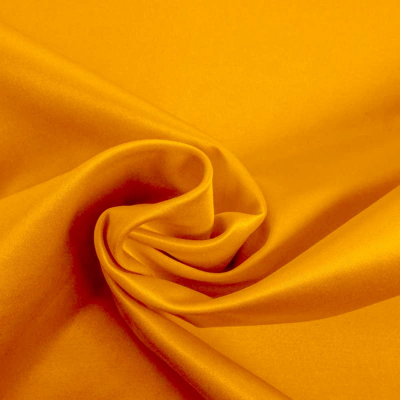 SAFFRANGUL SELENA TUNG BRUDESATIN MED LET STRÆK