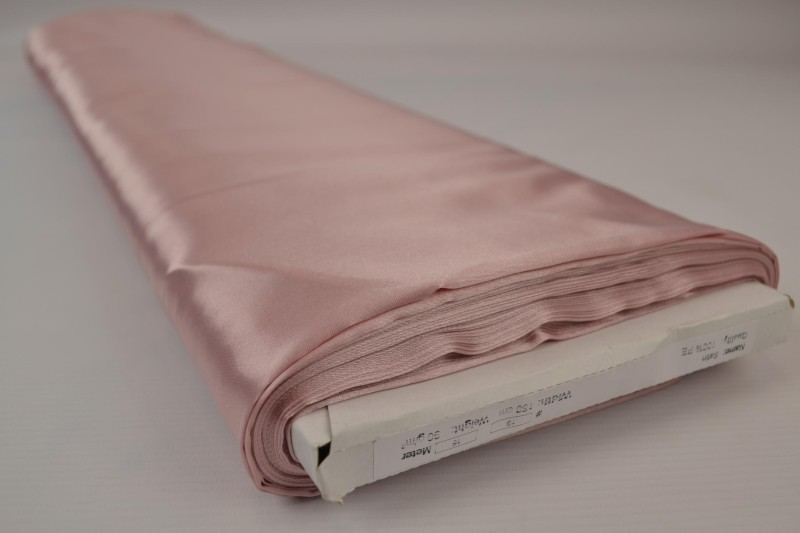 DUSTY LYSERØD SATIN STOF – LET & GLANSFULDT