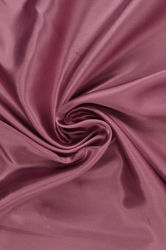 MØRK VINTAGE LYSERØD SATIN STOF – LET & GLANSFULDT