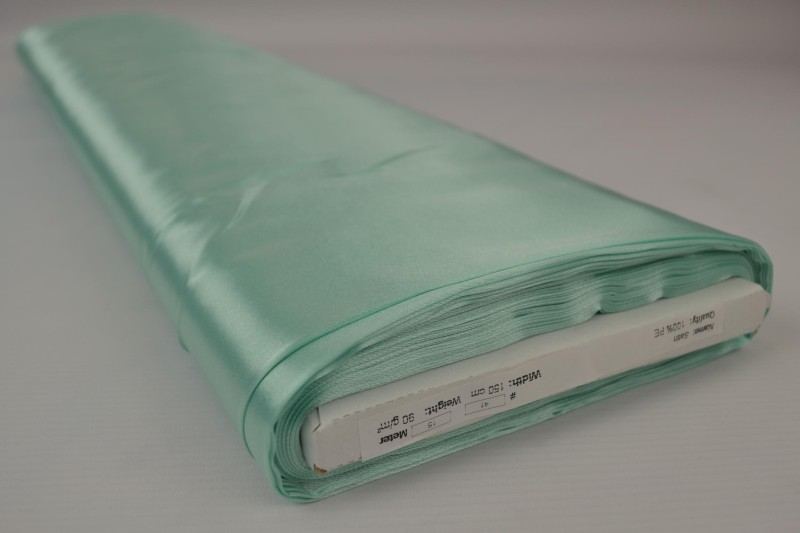 LYS MINTGRØN SATIN STOF – LET & GLANSFULDT