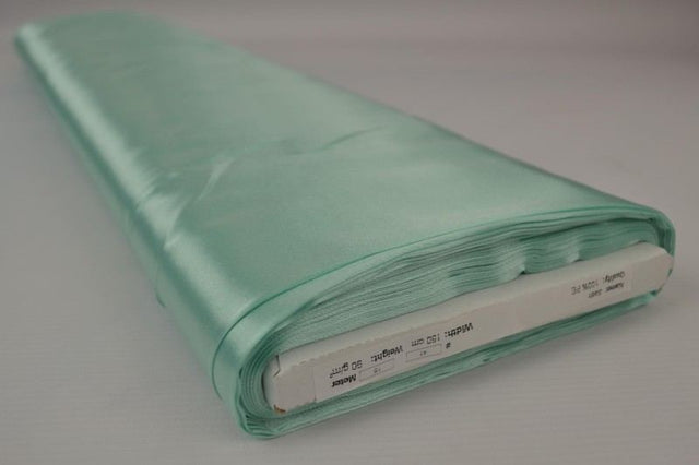 LYS MINTGRØN SATIN STOF – LET & GLANSFULDT