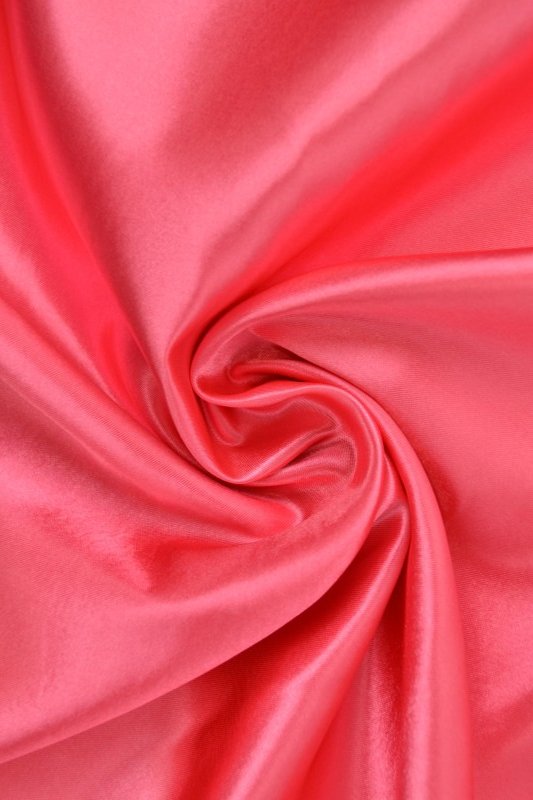 CORAL / LYSERØD SATIN STOF – LET & GLANSFULDT