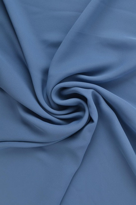 STÅLBLÅ CHIFFON – LET, GENNEMSIGTIG & MED FLOT FALD
