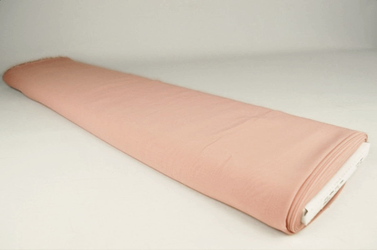 DUSKY LYSERØD CHIFFON – LET, GENNEMSIGTIG & MED FLOT FALD