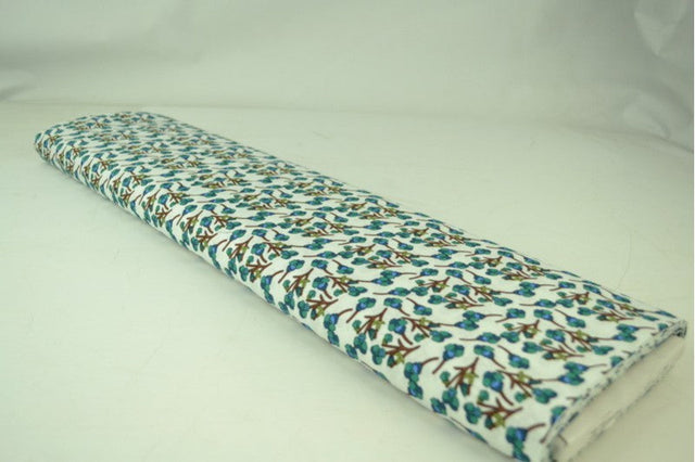 HVID BOMULDSPOPLIN MED BOTANISK BLOMSTERPRINT – TEAL & BRUN