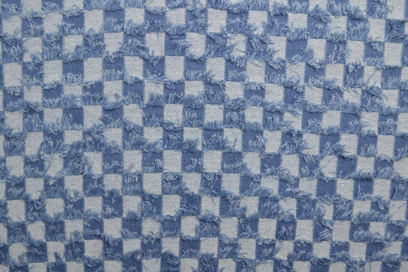 LYS BLÅ DENIM STOF MED TERNEDE FRYNSER – METERVARE TIL BUKSER & JAKKER