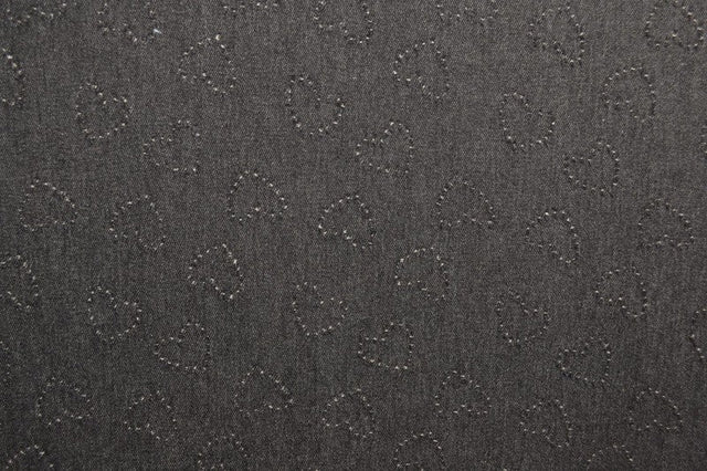 SORT DENIM STOF MED HJERTEMØNSTER – METERVARE TIL BUKSER & JAKKER