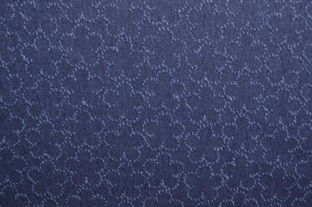 MØRKEBLÅ DENIM STOF MED SKYEMØNSTER – METERVARE TIL BUKSER & JAKKER