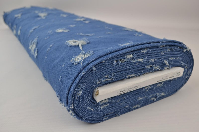 LYS BLÅ DENIM STOF MED VASKET SLIDT OVERFLADE – METERVARE TIL BUKSER & JAKKER