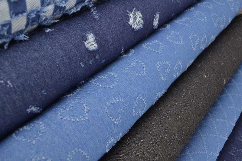 LYS BLÅ DENIM STOF MED TERNEDE FRYNSER – METERVARE TIL BUKSER & JAKKER