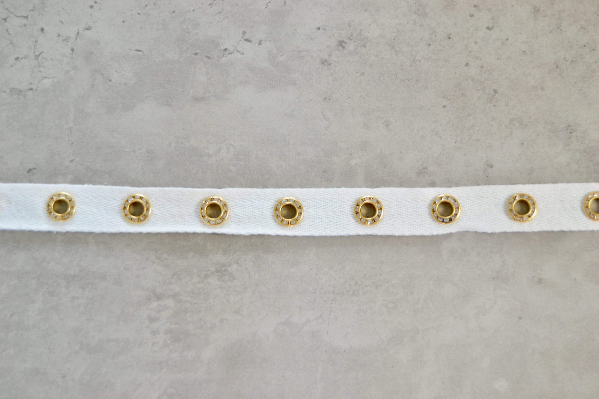 HVID BÅND MED GULD RINGE 20MM