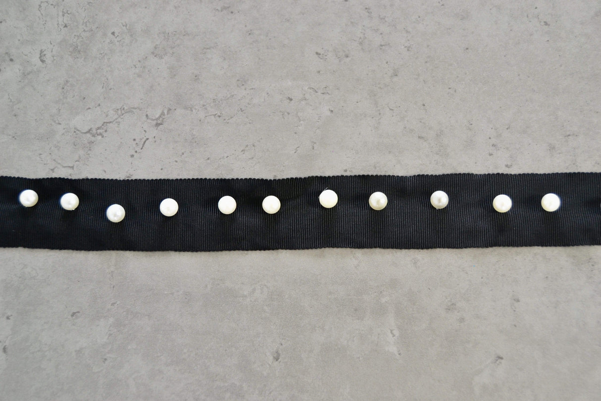 SORT BÅND MED HVIDE PERLER 30MM