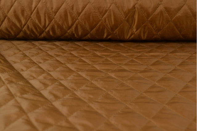 MØRK KARAMEL QUILT STOF MED VATTERET BAGSIDE