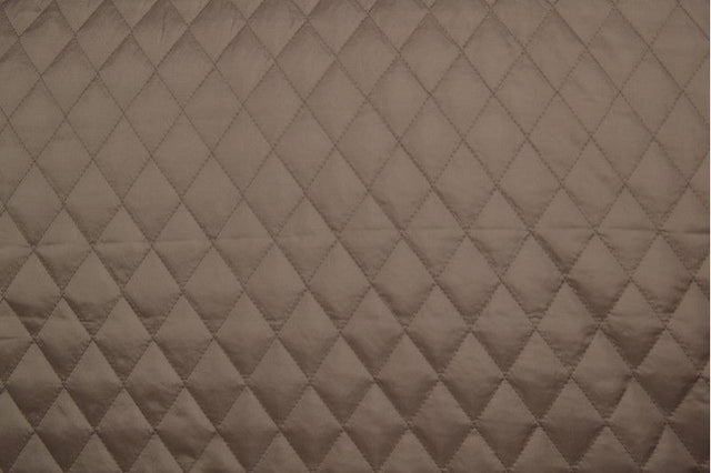 TAUPE QUILT STOF MED VATTERET BAGSIDE