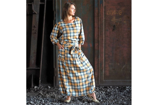 BEIGE SKOTSKTERNET FLANNEL M. SORTE OG BLÅ LINJER