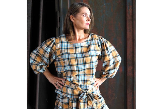 BEIGE SKOTSKTERNET FLANNEL M. SORTE OG BLÅ LINJER