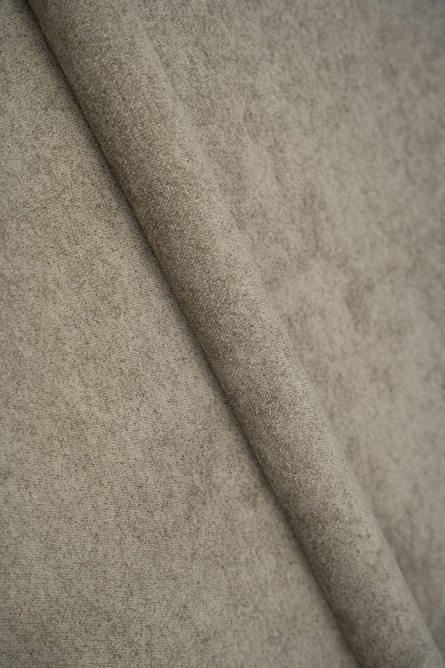 LYS TAUPE HEVIA CHENILLE MØBELSTOF – BLØD & SLIDSTÆRK