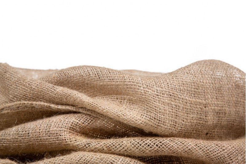 MEDIUM NATURLIG HESSIAN – ALSIDIGT JUTESTOF TIL DEKORATION