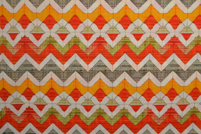 FARVERIG HØR MED GEOMETRISK ZIGZAG – ORANGE, RØD & OLIVEN – nærbillede