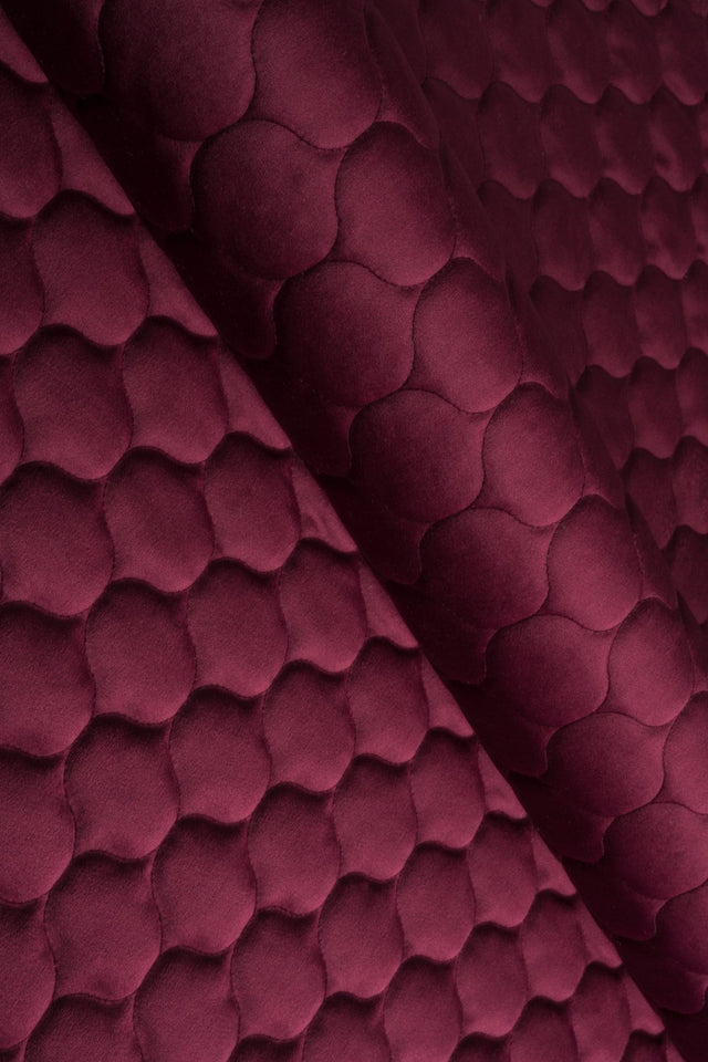 DYB BORDEAUXRØD MAGIC VELVET 3D – QUILTET VELOUR MED DRÅBEMØNSTER