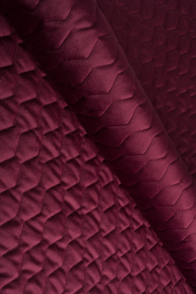 DYB BORDEAUXRØD MAGIC VELVET 3D – QUILTET VELOUR MED ZIGZAGMØNSTER