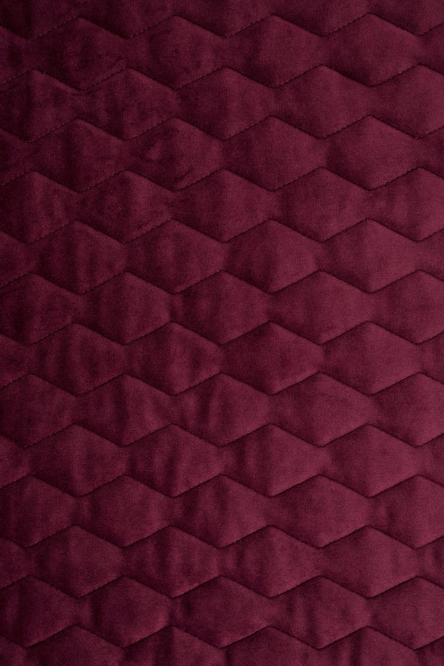 DYB BORDEAUXRØD MAGIC VELVET 3D – QUILTET VELOUR MED ZIGZAGMØNSTER