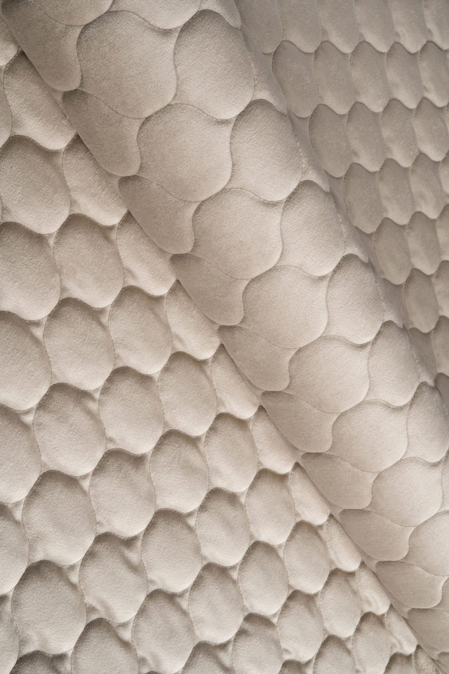 VARM SANDBEIGE MAGIC VELVET 3D – QUILTET VELOUR MED DRÅBEMØNSTER
