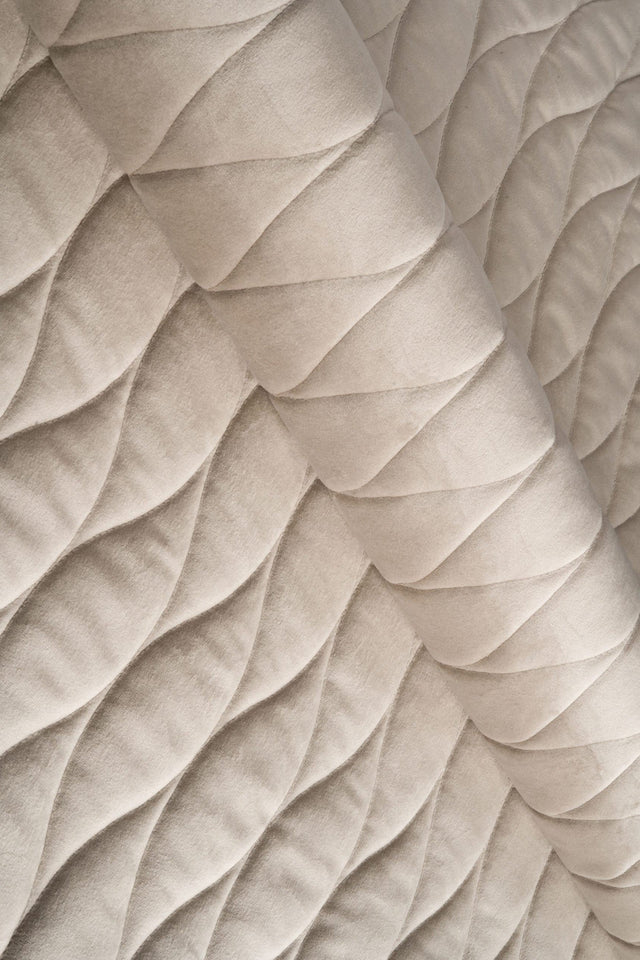 VARM SANDBEIGE MAGIC VELVET 3D – QUILTET VELOUR MED BØLGEMØNSTER