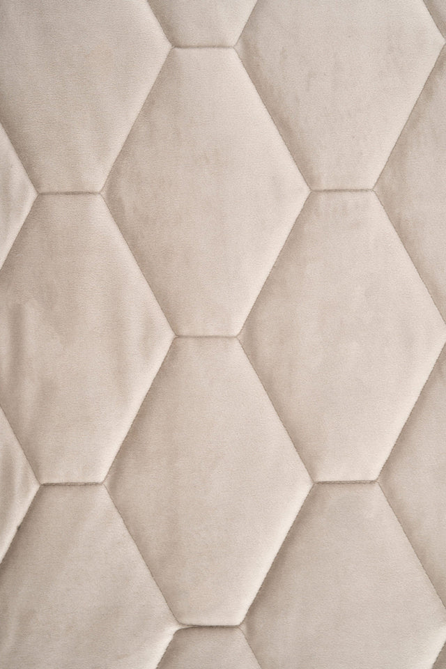 VARM SANDBEIGE MAGIC VELVET 3D – QUILTET VELOUR MED SEKSKANTMØNSTER