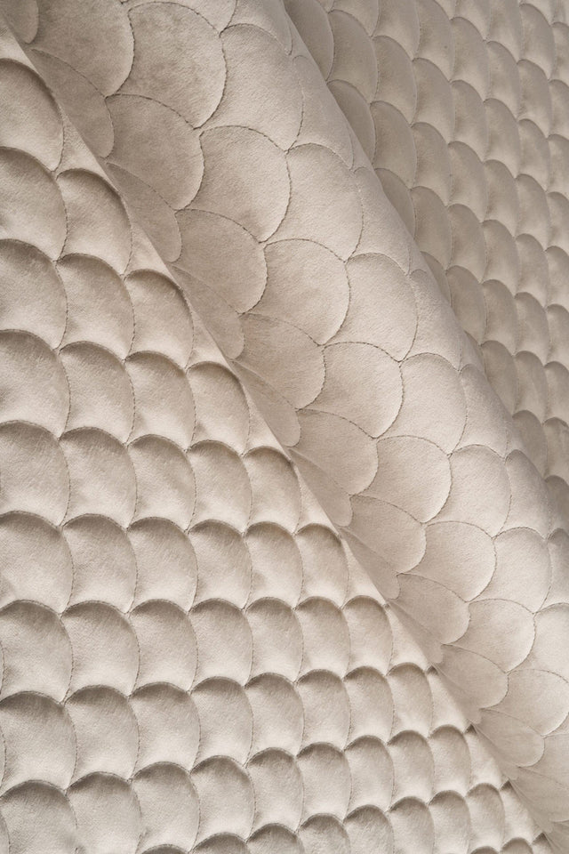 VARM SANDBEIGE MAGIC VELVET 3D – QUILTET VELOUR MED SKÆLMØNSTER