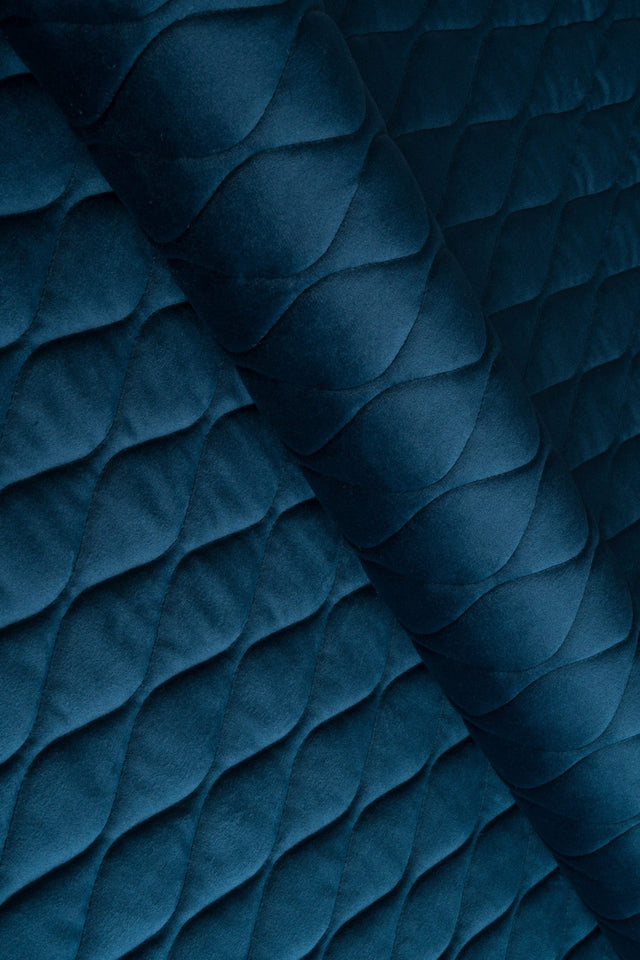 MØRK PETROLBLÅ MAGIC VELVET 3D – QUILTET VELOUR MED BLADMØNSTER