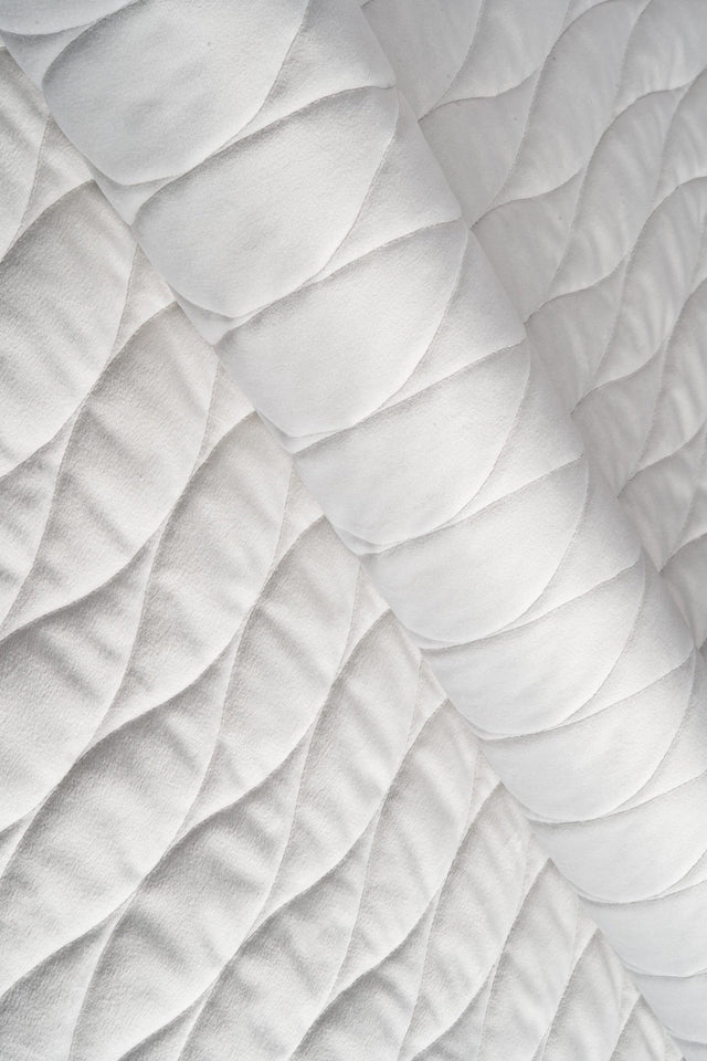 KLAR SNEHVID MAGIC VELVET 3D – QUILTET VELOUR MED BØLGEMØNSTER