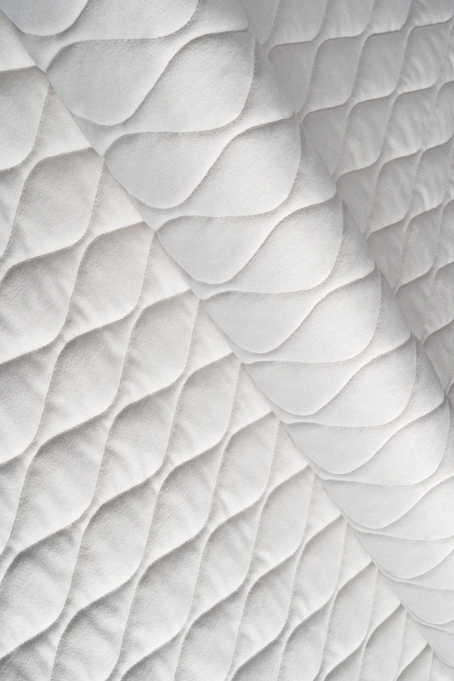 KLAR SNEHVID MAGIC VELVET 3D – QUILTET VELOUR MED BLADMØNSTER