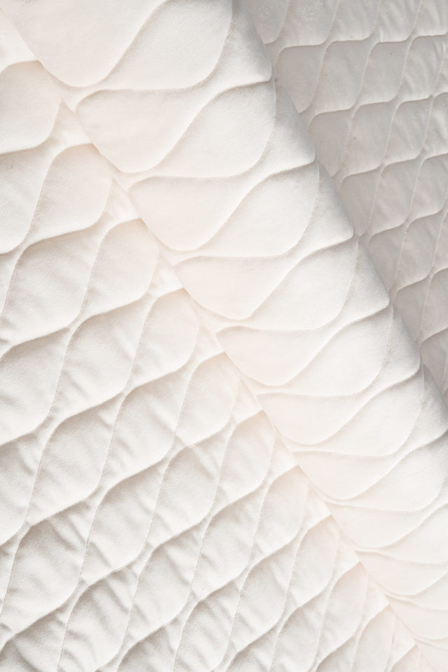 VARM ELFENBENSHVID MAGIC VELVET 3D – QUILTET VELOUR MED BLADMØNSTER
