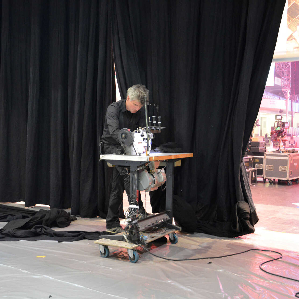 HVID BRANDHÆMMENDE SCENE MOLTON – 300 CM, 300 g/m² & MAT, LYS-/LYDABSORBERENDE