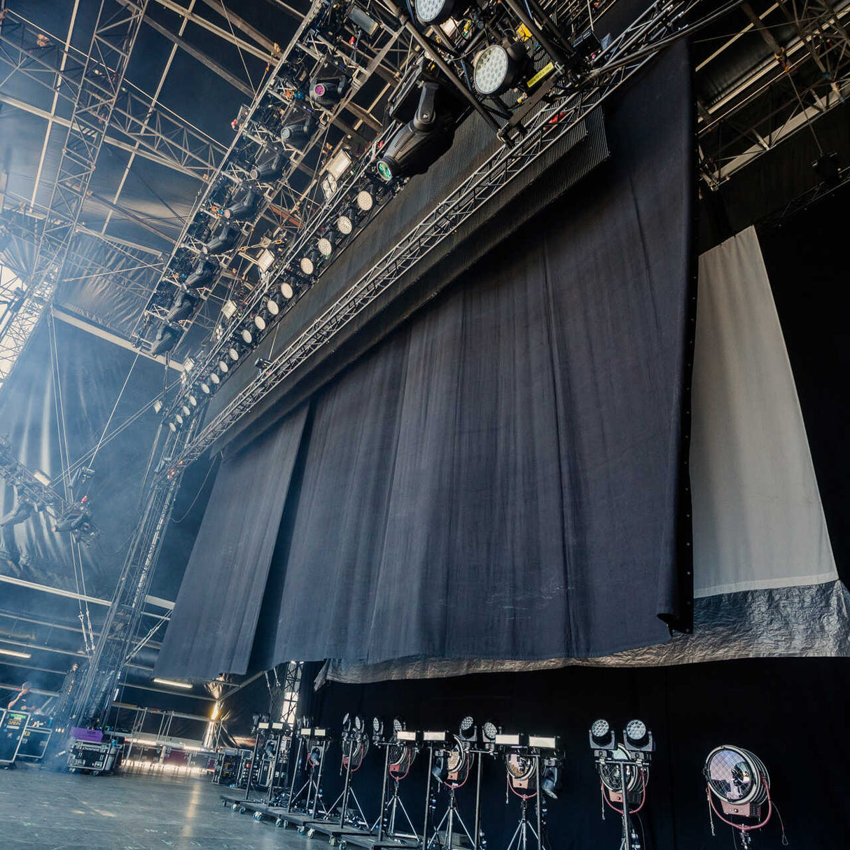 NATURFARVET BRANDHÆMMENDE SCENE MOLTON – 300 CM, 300 g/m² & MAT, LYS-/LYDABSORBERENDE