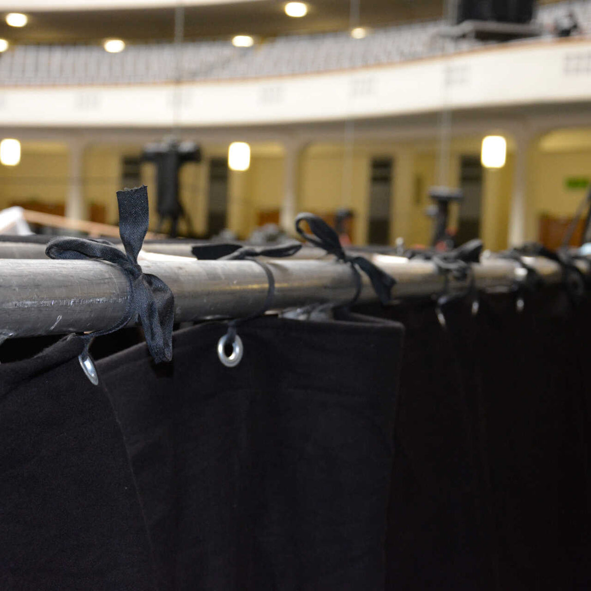 LYSEGRÅ BRANDHÆMMENDE SCENE MOLTON – 300 CM, 300 g/m² & MAT, LYS-/LYDABSORBERENDE