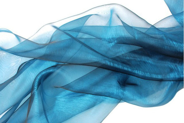 RØD ORGANZA – TRANSPARENT & SKINNENDE