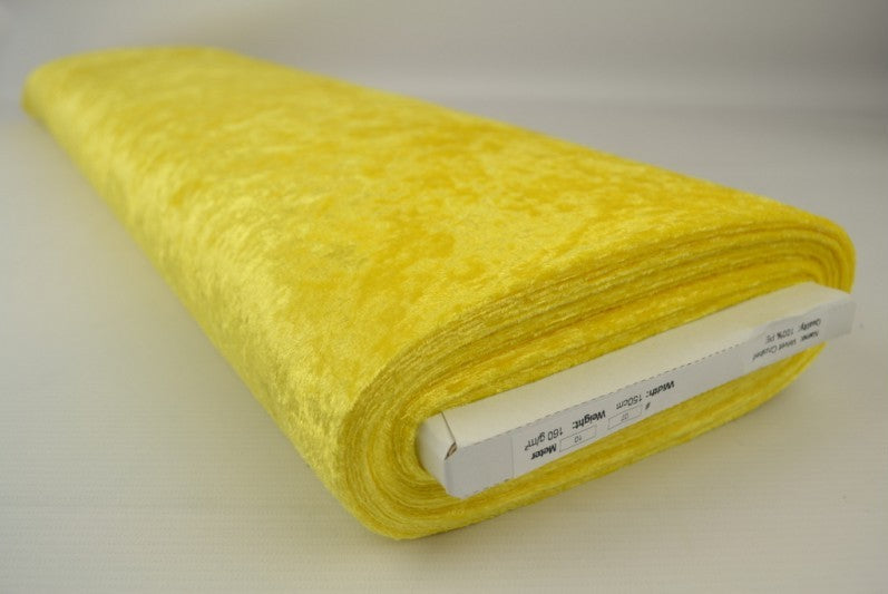 GUL NERVØS VELOUR – STRIKKET, STRÆKBAR & GLANSFULDT FALD