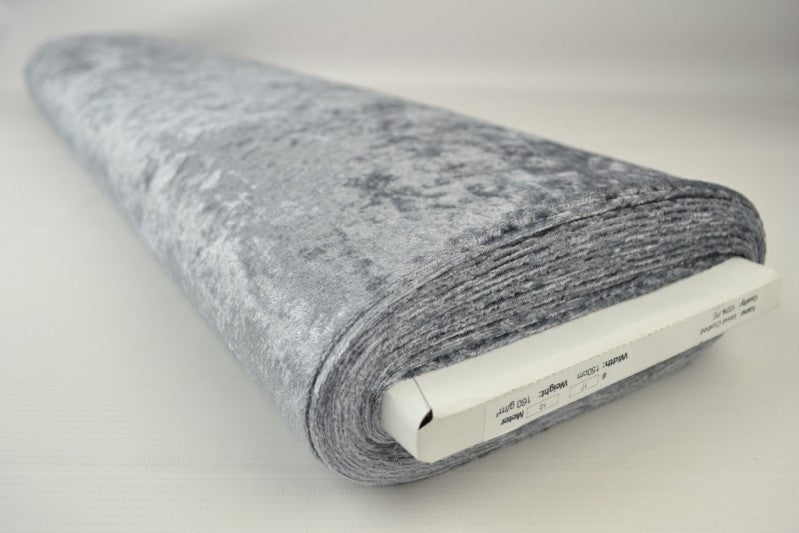 GRÅ NERVÖS VELOUR – STICKAD, STRETCHIG & GLANSIG HÖST