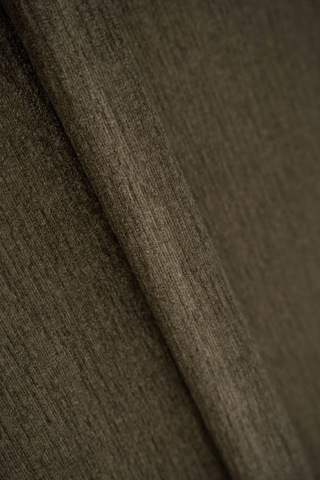 OLIVENBRUN RUGIA MØBELSTOF – CHENILLE-LOOK & SLIDSTÆRK