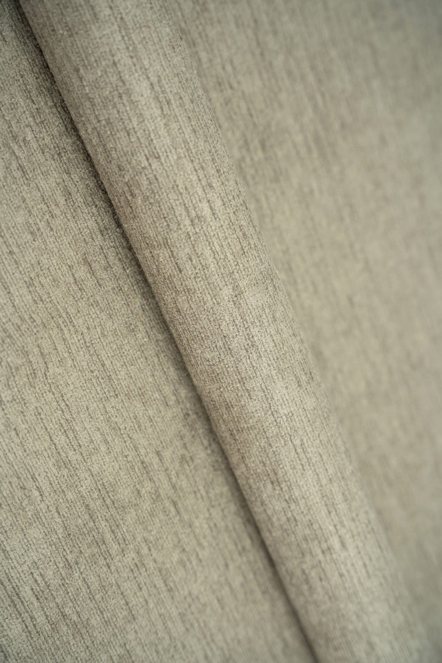 LYS SANDBEIGE RUGIA MØBELSTOF – CHENILLE-LOOK & SLIDSTÆRK