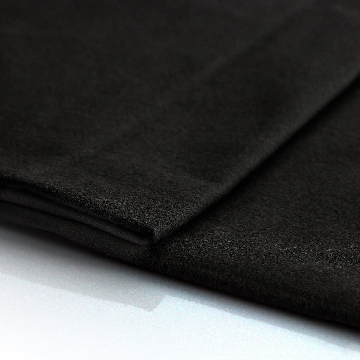 SORT BRANDHÆMMENDE SATIN MOLTON – 300 CM, LYS- & LYDABSORBERENDE