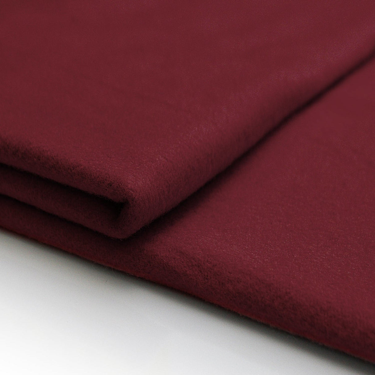 BORDEAUX BRANDHÆMMENDE SCENE MOLTON – 300 CM, 300 g/m² & MAT, LYS-/LYDABSORBERENDE