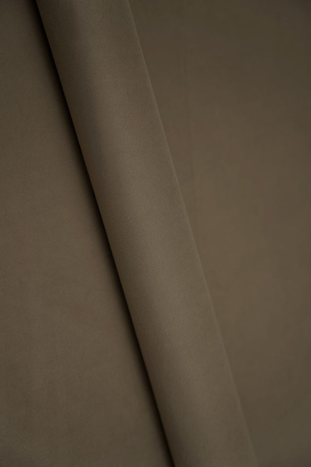 STØVET TAUPEBRUN SMART VELVET MØBELVELOUR – SLIDSTÆRK & PETPROOF