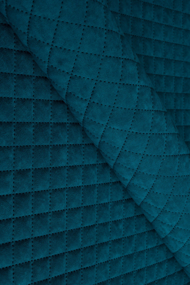 MØRK FJORDBLÅ UTTARIO VELVET 3D – QUILTET VELOUR MED RUDEMØNSTER