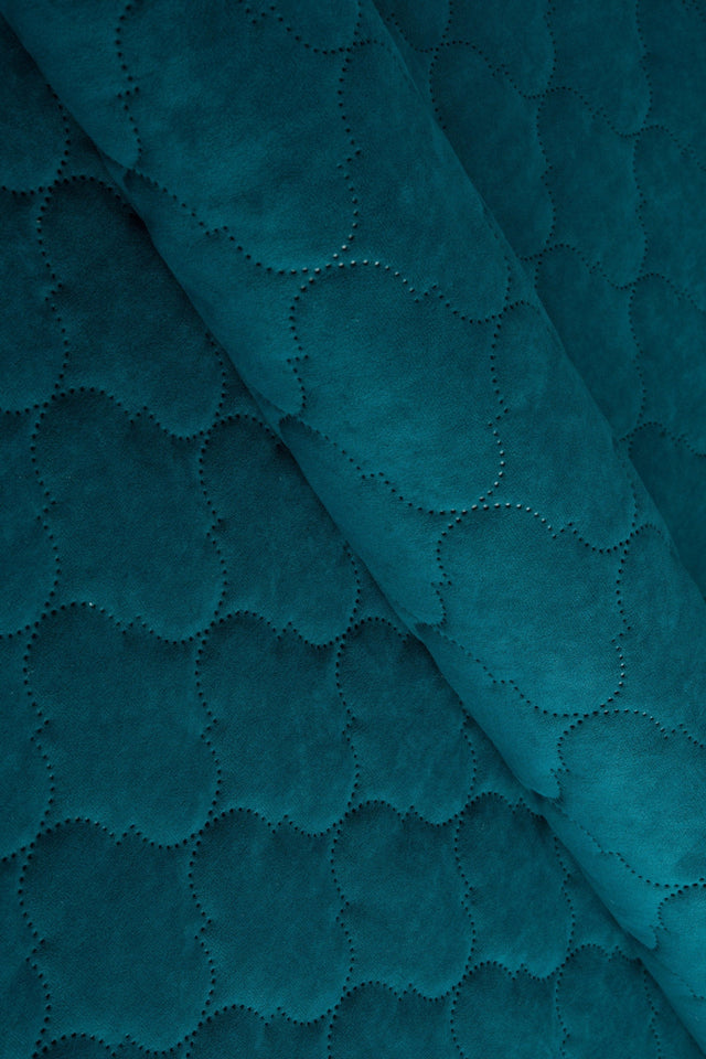 MØRK FJORDBLÅ UTTARIO VELVET 3D – QUILTET VELOUR MED BOBLEMØNSTER